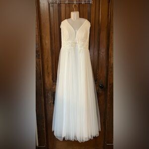 Floor length White A-Line Dress with V-neck and floral waist appliqué US12 NWT